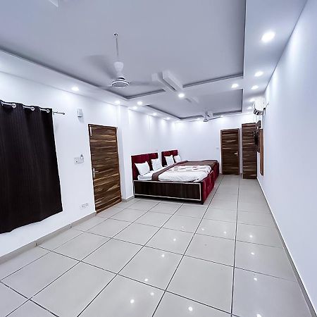 Roomshala 013 Js Garden - Near Jaypee Hospital Noida Exterior photo